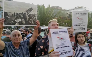 Rusiya gəmisi Batumidə yenə etiraz yaratdı