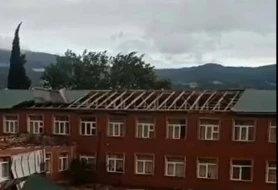 Azərbaycanda güclü külək məktəbin damını uçurdu - VİDEO