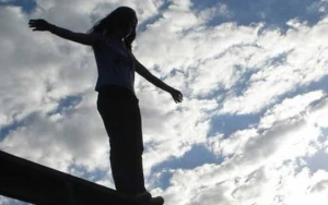 Axtarışda olan qadın özünü binadan atdı