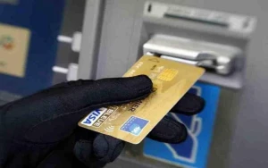 Bank kartından 1100 manat oğurladı