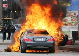 Bakıda \"Mercedes\" yandı