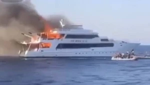 Dənizin ortasında turist gəmisi yandı: İtkin düşənlər var - VİDEO