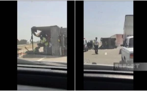 Azərbaycanda pomidorla dolu yük avtomobili aşdı