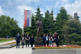 ADU əməkdaşları Belqradda Heydər Əliyevin abidəsi önündə anım tədbirində iştirak etdilər - FOTOLAR