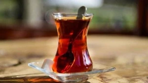 Qonağa verdiyi çaya görə işdən çıxarıldı – Başına gələn qalmadı