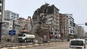 Bu ölkədə 5 mərtəbəli bina uçdu. 