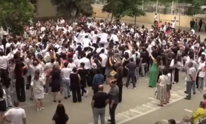 11-cilərin bu görüntüsü tənqid edildi: Müəllimlər də alqışlayıb - VİDEO