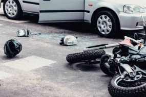Avtomobil motosikletlə toqquşdu - Ölənlər var