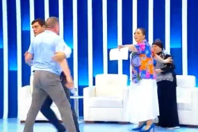 Canlı efirdə GƏRGİNLİK: Anar Vəziroğlunun üstünə su atdılar - VİDEO