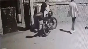 Yolda gördükləri motosikleti belə oğurladılar - VİDEO