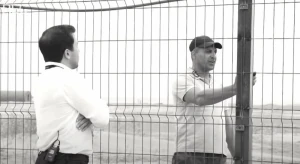 Dənizi hasarlayan sahibkar AZTV-nin jurnalistinə hücum etdi - VİDEO