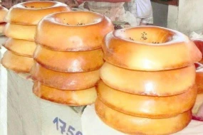 Məşhur özbək çörəyi belə hazırlanır - VİDEO