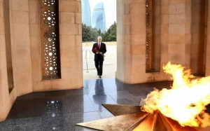 ABŞ rəsmisi Şəhidlər Xiyabanını ziyarət edib