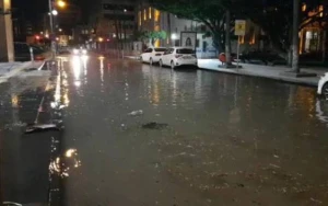 İskenderunda küçələri su basdı - FOTO