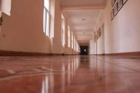 Azərbaycanda BİABIRÇI HADİSƏ: Müəllim dərsə gecikən şagirdə döşəmə sildirdi - VİDEO