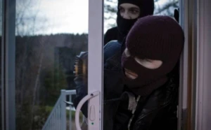 Bakıda şirkətə BASQIN: Şüşələri qırıb...