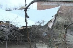 Güclü külək rayonlarda bəzi fəsadlar yaratdı