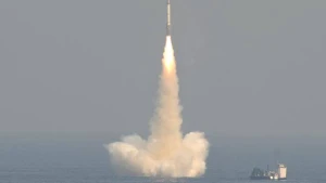 Hindistan orta mənzilli yer-hava raketi sınaqdan keçirdi