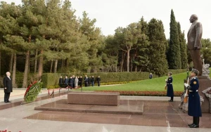 Latviya Prezidenti Heydər Əliyevin məzarını ziyarət etdi