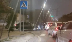 Bakıda 2 maşın toqquşdu: Sürücülər yolda DALAŞDI - VİDEO