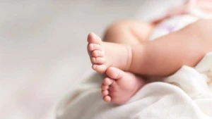 48 yaşlı müğənni ilk dəfə ana oldu - FOTO