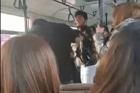 Bakıda avtobusda əlbəyaxa dava - VİDEO