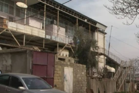 Sabunçuda 110 illik bina hər an uça bilər - VİDEO