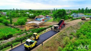 İmişli rayonunda 43.5 km uzunluğa malik yolların yenidən qurulması davam edir - VİDEO
