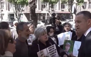 Ermənistanda ölən əsgərlərin yaxınları aksiya keçirir