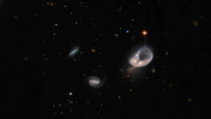 Hubble Kosmik Teleskopu \"qeyri-adi parlaq\" qalaktikaları aşkar etdi - FOTO