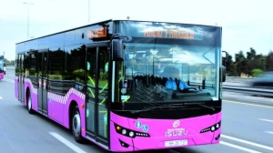 Bakıda avtobus yolun ortasında xarab oldu - VİDEO