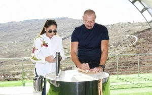 İlham Əliyev və xanımı Tuğ kəndində İnzibati Mərkəzin təməlinin qoyulması mərasimində iştirak etdilər