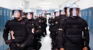Bu ölkədəki məktəblərə polislər yerləşdirildi