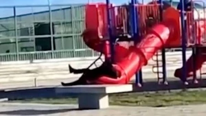Bu ölkənin prezidenti sürüşkən attraksionun borusunda  ilişib qaldı - VİDEO