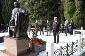 AHİK rəhbərliyi Fəxri xiyabanda Ulu Öndər Heydər Əliyevin məzarını ziyarət etdi - FOTOLAR