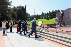 ADU kollektivi ulu öndər Heydər Əliyevin məzarını ziyarət edib - FOTO