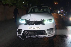 Bakıda “Range Rover” 3 maşına çırpıldı: Xəsarət alan var - FOTO