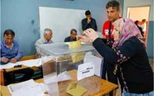 Zəlzələ bölgəsində seçkilər konteynerlərdə keçirilir