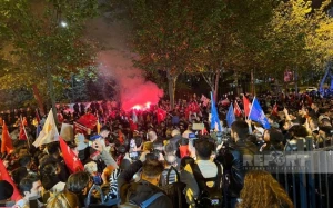 AK Parti İstanbul təşkilatının qarşısında bu dəqiqələrdə izdiham yaşanır - FOTOLAR