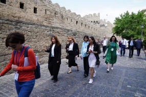 Abidələr və Tarixi Yerlər üzrə Beynəlxalq Şuranın nümayəndələri İçərişəhəri ziyarət etdilər - FOTOLAR