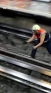 Metro stansiyasına toyuq girdi - VİDEO