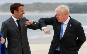 Conson Makronu döyməklə hədələdi