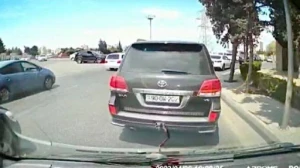Sürücülər arasında qalmaqal: “Allah haqqı, tormoz verməsəm vururdum..” - VİDEO