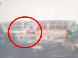Qaradağda “KamAZ” avtobusa çırpıldı: Xəsarət alanlar var - VİDEO