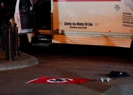 Ağ Evin qarşısında insident - Maşından nasist bayrağı çıxdı