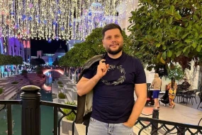 Zaur Kamal nazirliyin qarşısında yolu kəsib görün nə etdi - VİDEO