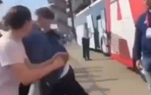 Futbolçu azarkeşi yumruqladı - VİDEO