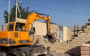 Gəncədə qanunsuz tikili söküldü - FOTO