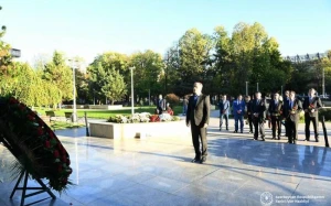 Bayramov Buxarestdə Heydər Əliyevin abidəsini ziyarət etdi - FOTO
