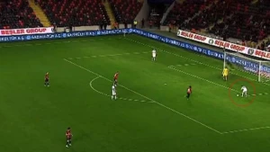 Super Liqada görünməmiş hadisə - Heç kim futbolçunun nə etmək istədiyini anlamadı